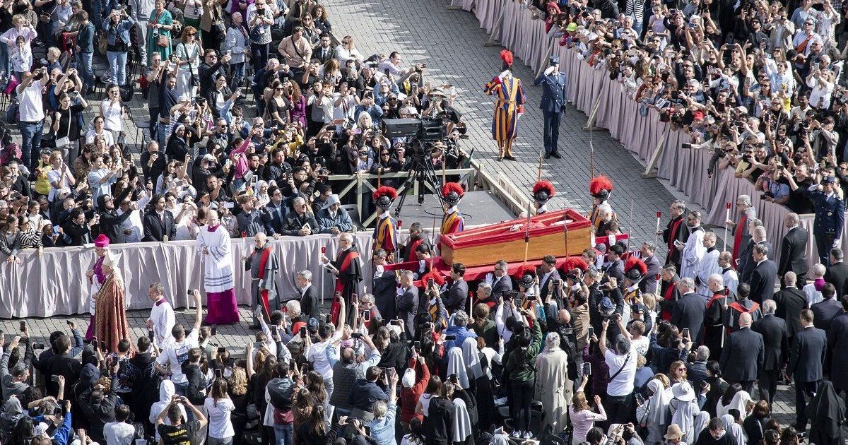 Una marea de fieles despide al papa Francisco