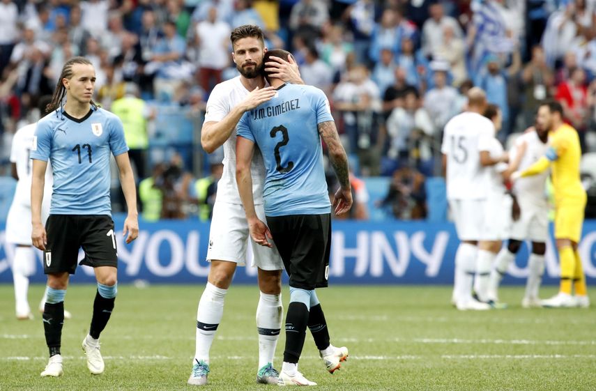 El defensor charrúa, José María Giménez rompió en llanto antes de que terminara el partido.