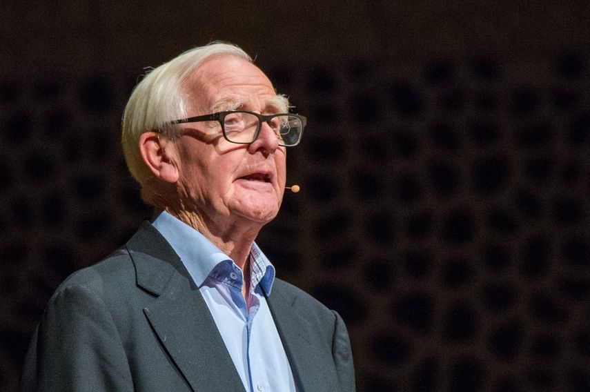 El exitoso escritor británico John le Carré da un discurso el 15 de octubre de 2017 en Hamburgo en la Elbphilharmonie, donde presentó su nuevo libro A Legacy Of Spies. &nbsp;