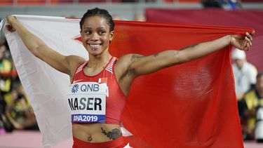 En imagen de archivo del jueves 3 de octubre de 2019, Salwa Eid Naser, de Bahrein, festeja tras ganar la final de los 400 metros en el Campeonato Mundial de Atletismo en Doha, Qatar. 