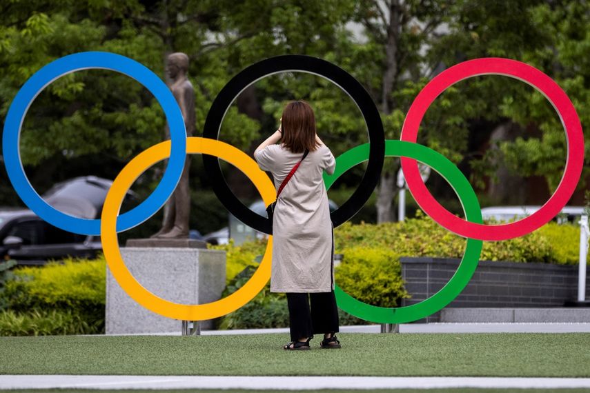 Una mujer toma fotografías de los anillos olímpicos en Tokio el 3 de junio de 2021 &nbsp; &nbsp;