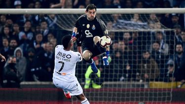 El único año en el que&nbsp;Casillas&nbsp;no logró pasar la fase de grupos de la Liga de Campeones fue el primero que vivió en el Oporto, cuando su equipo acabó tercero y descendió a la Liga Europa.