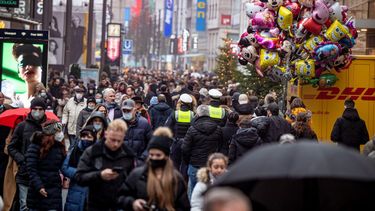 A pesar del tiempo lluvioso, el centro de la ciudad de Duesseldorf, Alemania, luce muy concurrido a pesar de las reglas existentes contra el COVID-19 para los minoristas, poco antes de Navidad, el sábado 18 de diciembre de 2021.&nbsp;