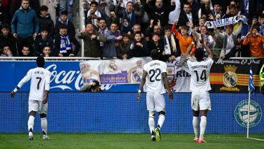 Los jugadores del Real Madrid saludan a la afición tras el partido de la liga española entre el Deportivo Alavés y el Real Madrid CF en el estadio de Mendizorroza en Vitoria el 13 de abril de 2025.&nbsp;
