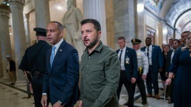 El presidente ucraniano Volodímir Zelenski es recibido por el líder del bloque demócrata en la Cámara de Representantes, Hakeem Jeffries, en el Congreso de EEUU.