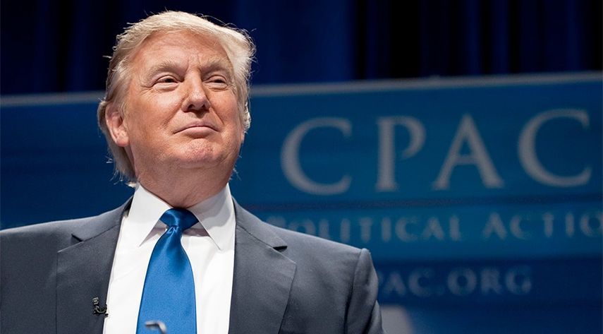 Sin embargo, según la encuesta, llevada a cabo entre el jueves y el domingo pasados con llamadas telefónicas al azar entre un millar de adultos, muestra una disminución del apoyo a Trump después de que este sábado el magnate criticase al senador John M