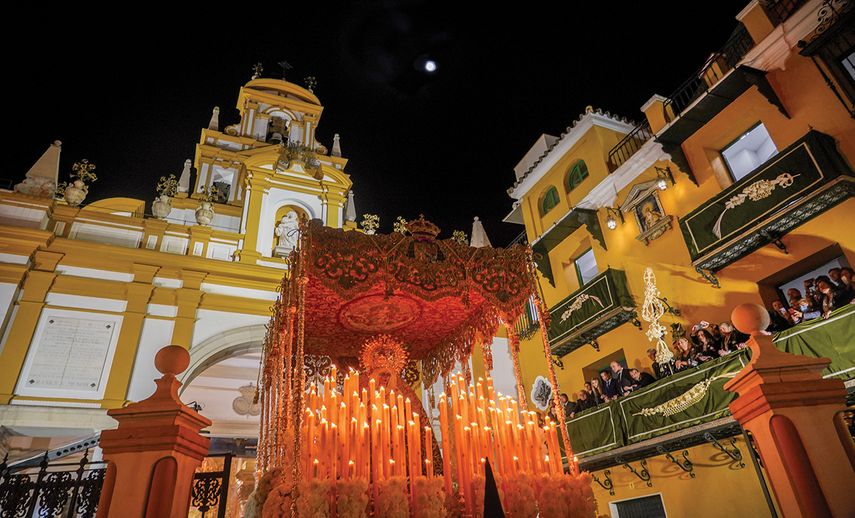 En Sevilla, durante la noche del Jueves Santo miles acuden a la Basílica de la Macarena a la medianoche para vitorear la salida de la Virgen.