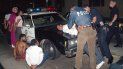 La policía de Los Ángeles detiene a sospechosos de vender drogas el 9 de abril de 1988 La policía de Los Ángeles detiene a sospechosos de vender drogas el 9 de abril de 1988