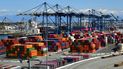 Decenas de contenedores en un puerto de embarque en EEUU.