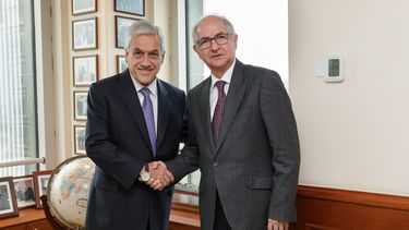 Antonio Ledezma, opoositor venezolano en el exilio junto a Sebastián Piñera, presidente de Chile