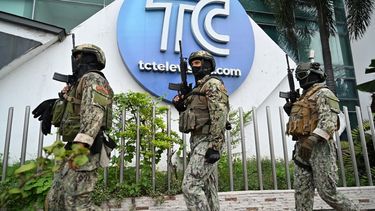Soldados ecuatorianos patrullan fuera de las instalaciones del canal de televisión TC de Ecuador después de que hombres armados no identificados irrumpieran en el estudio de televisión estatal en vivo el 9 de enero de 2024, en Guayaquil, Ecuador