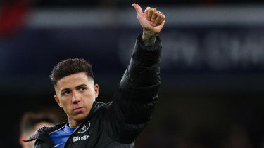 El centrocampista argentino Enzo Fernández, del Chelsea, saluda a la afición tras la conclusión de un partido de la Champions League, el 17 de marzo de 2026.