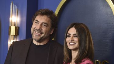Javier Bardem y Penélope Cruz llegan al almuerzo de nominados a la 94a entrega de los Oscar.
