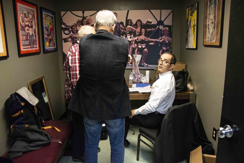 El director del Ballet Clásico Cubano de Miami y del Festival, Eriberto Jiménez, ultima los detalles antes de la gala.