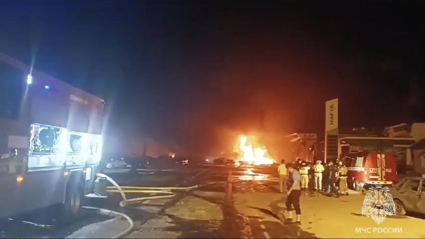 En esta imagen proporcionada por el Ministerio ruso de Situaciones de Emergencia, fuego junto a una gasolinera en una carretera cerca de Majachkalá, la capital de Daguestán, Rusia, la noche del lunes 14 de agosto de 2023.&nbsp;