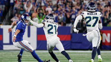 El cornerback de los Seahawks de Seattle Devon Witherspoon corre detrás del quarterback de los Giants de Nueva York Daniel Jones tras una intercepción para touchdown en el juego del lunes 2 de octubre del 2023.&nbsp;