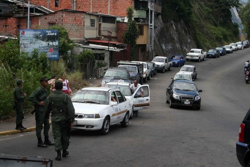 La gobernadora del estado Táchira, Lady Gómez, indicó que hay caos en su región porque no es nada convencional tener que dormir cinco, cuatro días en cola para colocar gasolina.