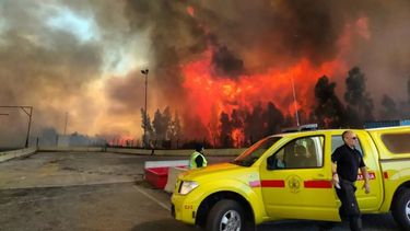 Las llamas ya han destruidas dos casas aunque hasta ahora no se reportan desgracias personales.