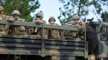 Militares viajan a la frontera.