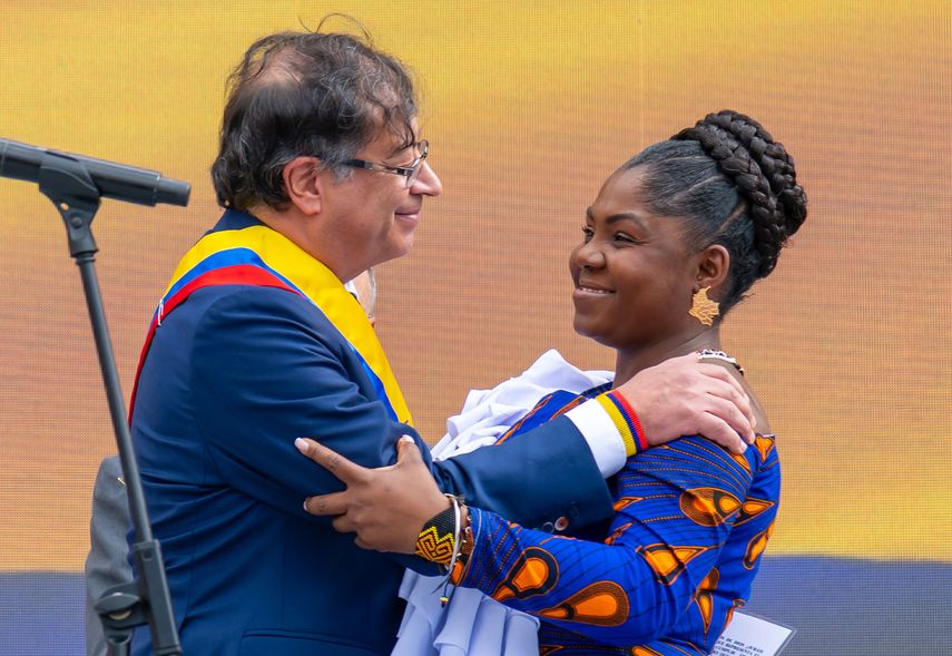 Gustavo Petro y su vicepresidenta, Francia Márquez, se abrazan después de jurar su cargo en agosto de 2022