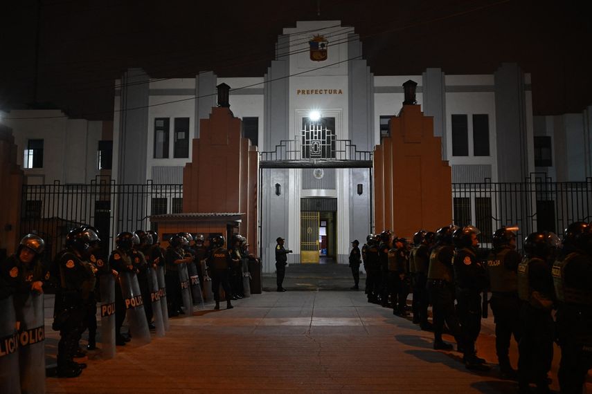 Miembros de la policía peruana montan guardia fuera de la Prefectura de Lima, donde el ex presidente de Perú Pedro Castillo está detenido, en Lima, el 7 de diciembre de 2022.