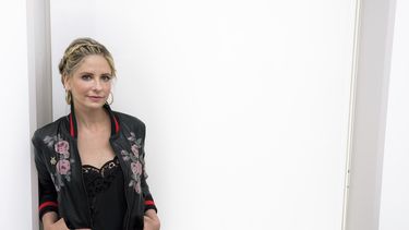 En esta foto del 5 de abril de 2017, la actriz y autora Sarah Michelle Gellar posa para un retrato en Nueva York para promocionar su libro de cocina Stirring Up Fun with Food: Over 115 Simple, Delicious Ways to Be Creative in the Kitchen.