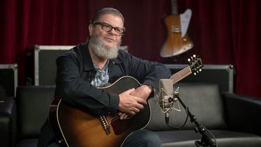 En esta imagen sin fecha, el laureado compositor argentino Gustavo Santaolalla, actualmente nominado al Grammy con su banda Bajofondo en la categoría de mejor álbum latino de rock, música urbana o alternativa por Aura.