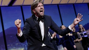 El realizador Ruben Ostlund celebra tras ganar la Palma de Oro a la mejor película por Triangle of Sadness en el Festival de Cine de Cannes, el sábado 28 de mayo de 2022 en Cannes, Francia.&nbsp;