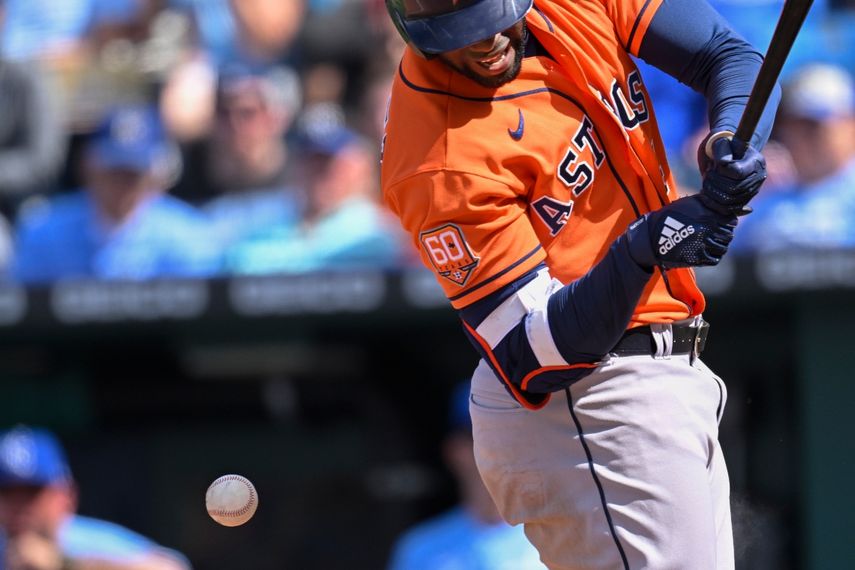 El cubano Yordan Álvarez, de los Astros de Houston, es golpeado por un lanzamiento en la octava entrada del partido contra los Reales de Kansas City, en Kansa City, Missouri, el domingo 5 de junio de 2022.&nbsp;
