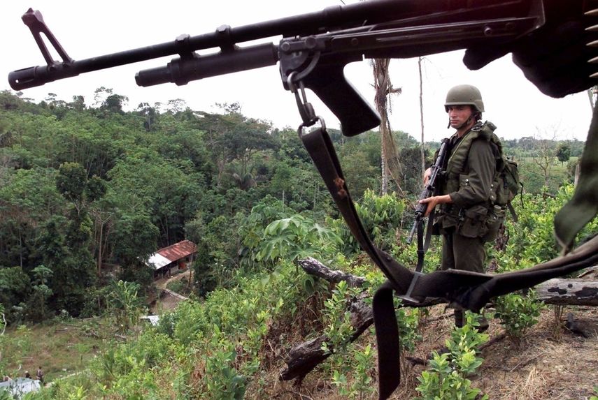 Policía antinarcóticos monta guardia en un campo de coca cerca de La Gabarra, en la región colombiana de Catatumbo.