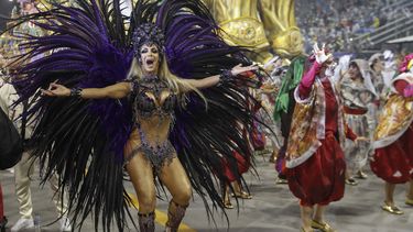 La bailarina transg&eacute;nero Camila Prins, madrina de la secci&oacute;n de tambores de la escuela de samba Colorado do Br&aacute;s, baila en Samb&oacute;dromo, en Sao Paulo, Brasil, el 22 de febrero de 2020.&nbsp;
