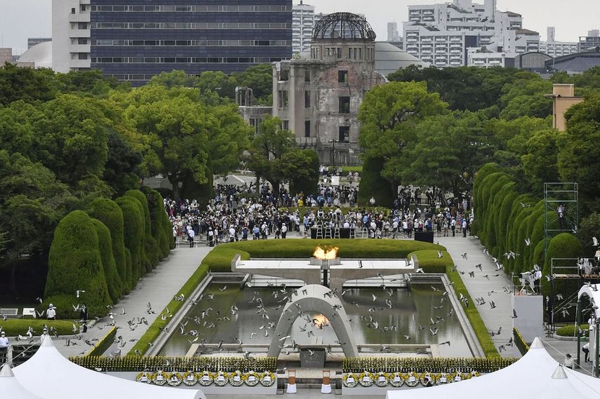 Palomas sobrevuelan el cenotafio dedicado a las víctimas de la bomba atómica durante un acto para conmemorar el 77mo aniversario del ataque, en el Parque de la Paz de Hiroshima, en el oeste de Japón, el 6 de agosto de 2022.&nbsp;