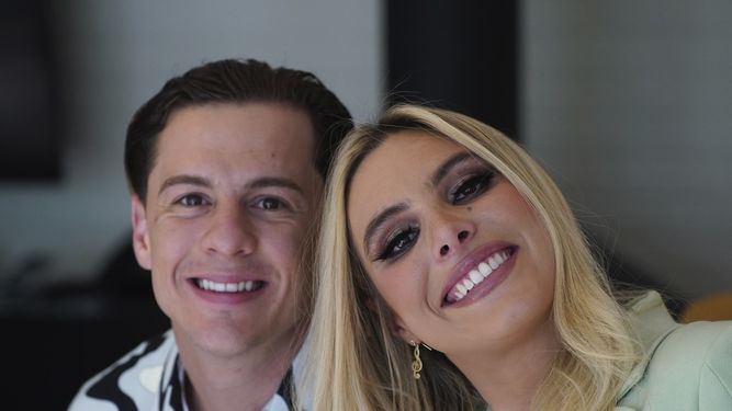 La influencer, cantante y modelo venezolano-estadounidense Lele Pons, posa para un retrato con su esposo, el cantante puertorriqueño Guaynaa, durante una entrevista en la Ciudad de México el martes 21 de marzo de 2023.