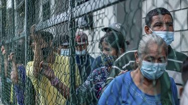 Venezolanos desplazados de La Victoria, estado Apure, se refugian en Arauquita, departamento de Arauca, Colombia, el 26 de marzo de 2021. Casi 4.000 personas -en su mayoría venezolanos- han llegado al municipio fronterizo de Arauquita, noreste de Colombia, entre el domingo y el jueves desplazadas por combates entre militares venezolanos y un grupo armado colombiano.