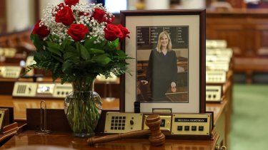 Flores en el escritorio que ocupaba la representante estatal DFL Melissa Hortman en la Cámara de Representantes, en el Capitolio del Estado de Minnesota, el 16 de junio de 2025 en St. Paul, Minnesota.