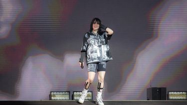 Billie Eilish durante su presentación en el escenario principal Pyramid en el Festival de Glastonbury en Worthy Farm, Somerset, Inglaterra, el 24 de junio de 2022.&nbsp;