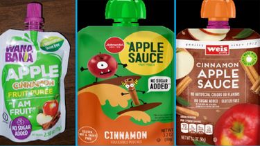 Esta imagen proporcionada por la FDA el 17 de noviembre de 2023 muestra tres productos de puré de manzana retirados del mercado debido a casos de contaminación con plomo en EEUU. 
