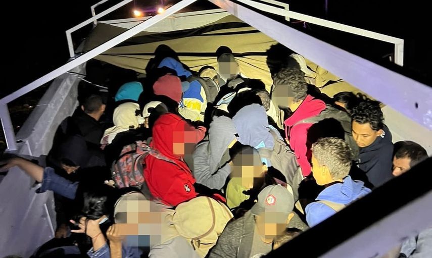266 migrantes hacinados en los doble fondos de tres camiones en el norte de México.