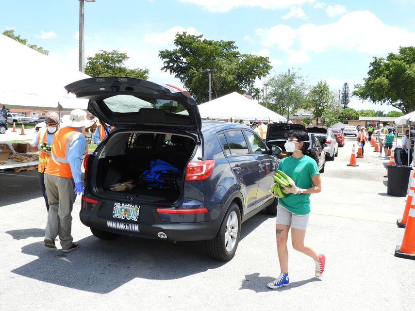 Feeding South Florida y voluntarios de la ciudad de Hialeah reparten alimentos.&nbsp;