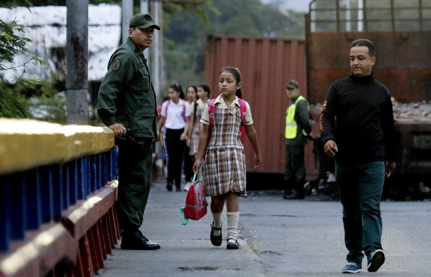 Estudiantes cruzan la frontera entre&nbsp;Venezuela&nbsp;y Colombia, para asistir a clases, por el Puente Internacional Francisco de Paula Santander, este lunes, en Cúcuta (Colombia).&nbsp;