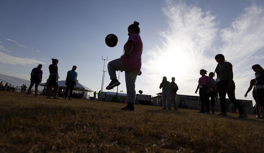 Un grupo de migrantes juega fútbol en un centro de detención para niños migrantes, en Carrizo Springs, Texas. Imagen del 9 de julio de 2019.