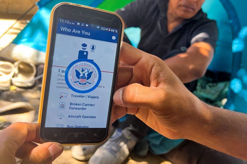 Un migrante muestra en un teléfono la aplicación CBP One de la agencia de Aduanas y Protección Fronteriza de Estados Unidos, para solicitar una cita para solicitar asilo, en Ciudad Juárez, estado de Chihuahua, México, el 10 de mayo de 2023.