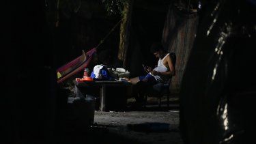 Un hombre aguarda en un campamento en la frontera entre Texas y México, en la madrugada del viernes 12 de mayo de 2023, en Matamoros, México.&nbsp;
