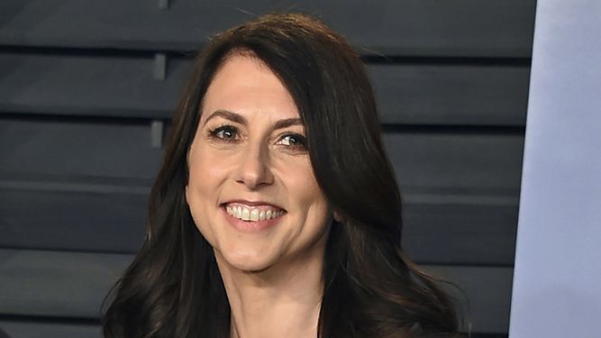 La filántropa multimillonaria MacKenzie Scott llega a una fiesta de Vanity Fair.&nbsp;