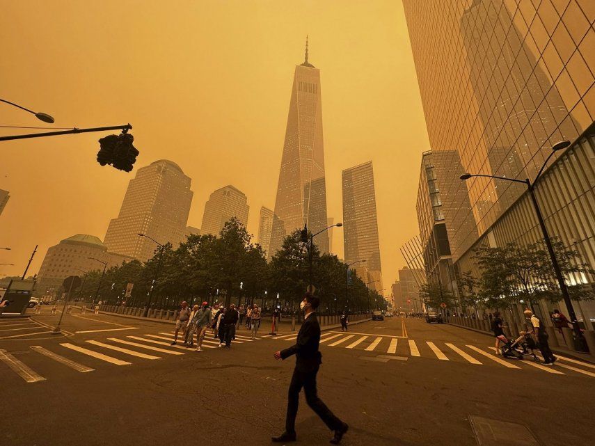 Peatones pasan junto al One World Trade Center (centro), en medio de la humareda causada por los incendios forestales en Canadá, el 7 de junio de 2023, en la Ciudad de Nueva York.&nbsp;