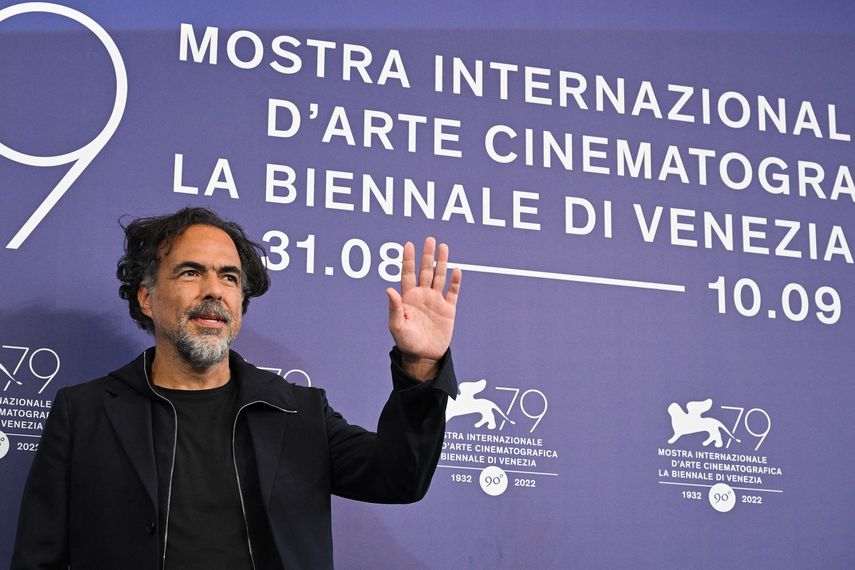 El director mexicano Alejandro González Iñárritu posa el 1 de septiembre de 2022 durante un photocall de la película Bardo, falsa crónica de unas cuantas verdades presentada en el Festival de Cine de Venecia, en Italia.