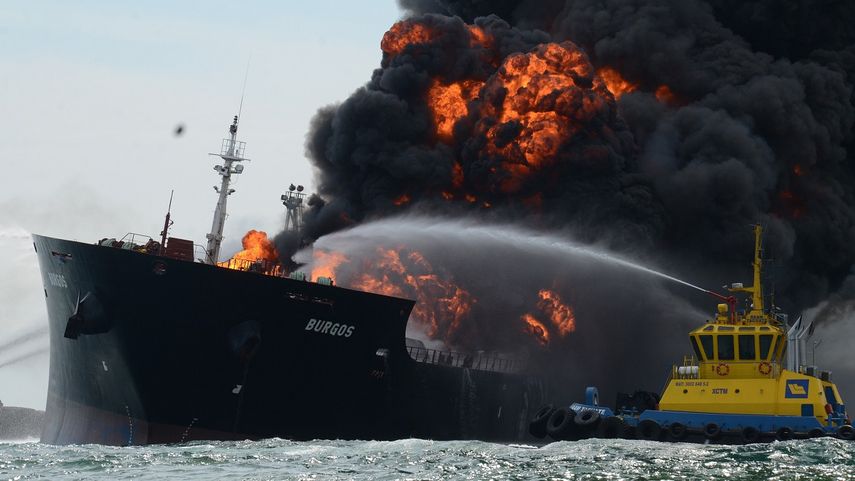 Vista de un buque tipo cisterna de la empresa petrolera mexicana Pemex, cargada con 160 mil barriles de combustible, que explotó y se incendió frente a las costas del puerto de Veracruz, este 24 de septiembre de 2016.