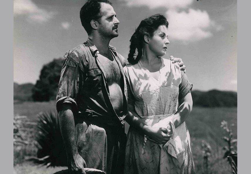Fotograma de la película cubana Casta de roble (1954), del director Manolo Alonso, interpretada por David Silva y Xonia Benguria. (COLUMBIA PICTURES)