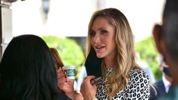 Lara Trump, nuera del Presidente, tom&oacute; caf&eacute; cubano en el restaurante Versailles, en la tradicional Calle Ocho de Miami.