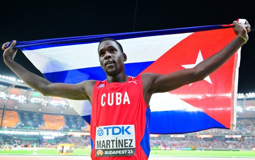 Lázaro Martínez, de Cuba, celebra con su bandera luego de obtener el segundo lugar en su prueba en el Mundial de Budapest.